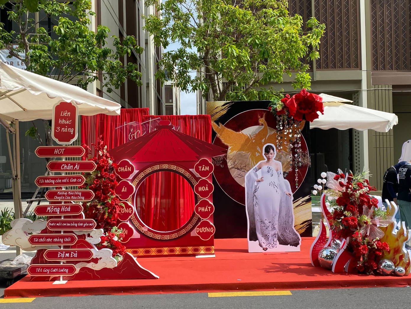 Chị Đẹp Tóc Tiên bật cười trước chiếc booth được fan chuẩn bị với màu đỏ rực vừa giống khung cảnh ngày Tết, vừa giống cổng đám cưới. Ảnh: Threads @willankun