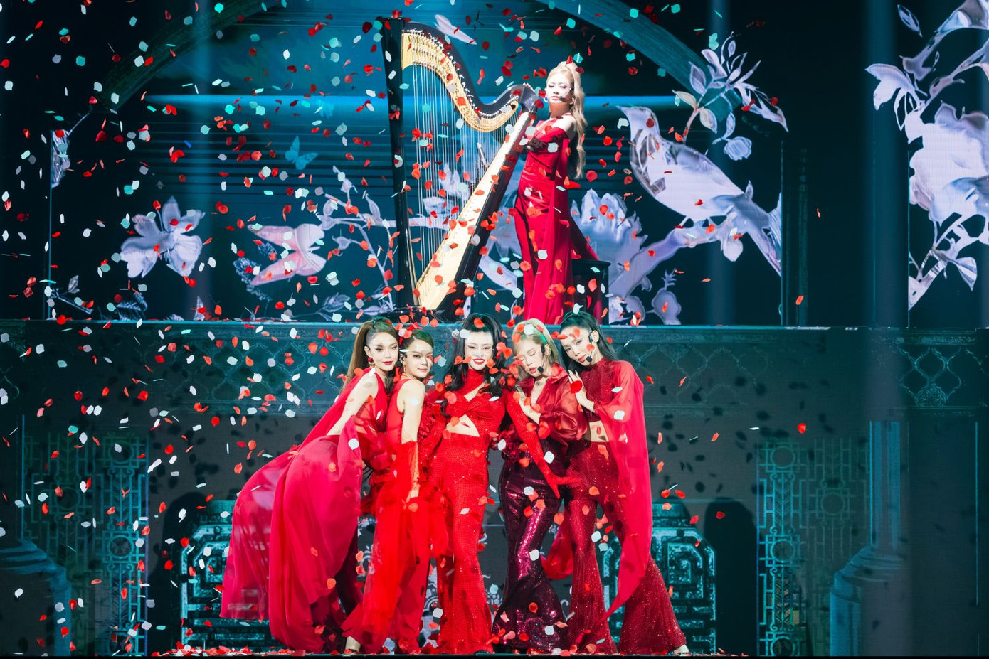 Tóc Tiên tiếp tục chứng tỏ khả năng dẫn dắt ấn tượng khi đã tạo nên "đất diễn" đồng đều cho các Chị Đẹp phô diễn thế mạnh. Tóc Tiên tiếp tục chứng tỏ khả năng dẫn dắt ấn tượng khi đã tạo nên "đất diễn" đồng đều cho các Chị Đẹp phô diễn thế mạnh.