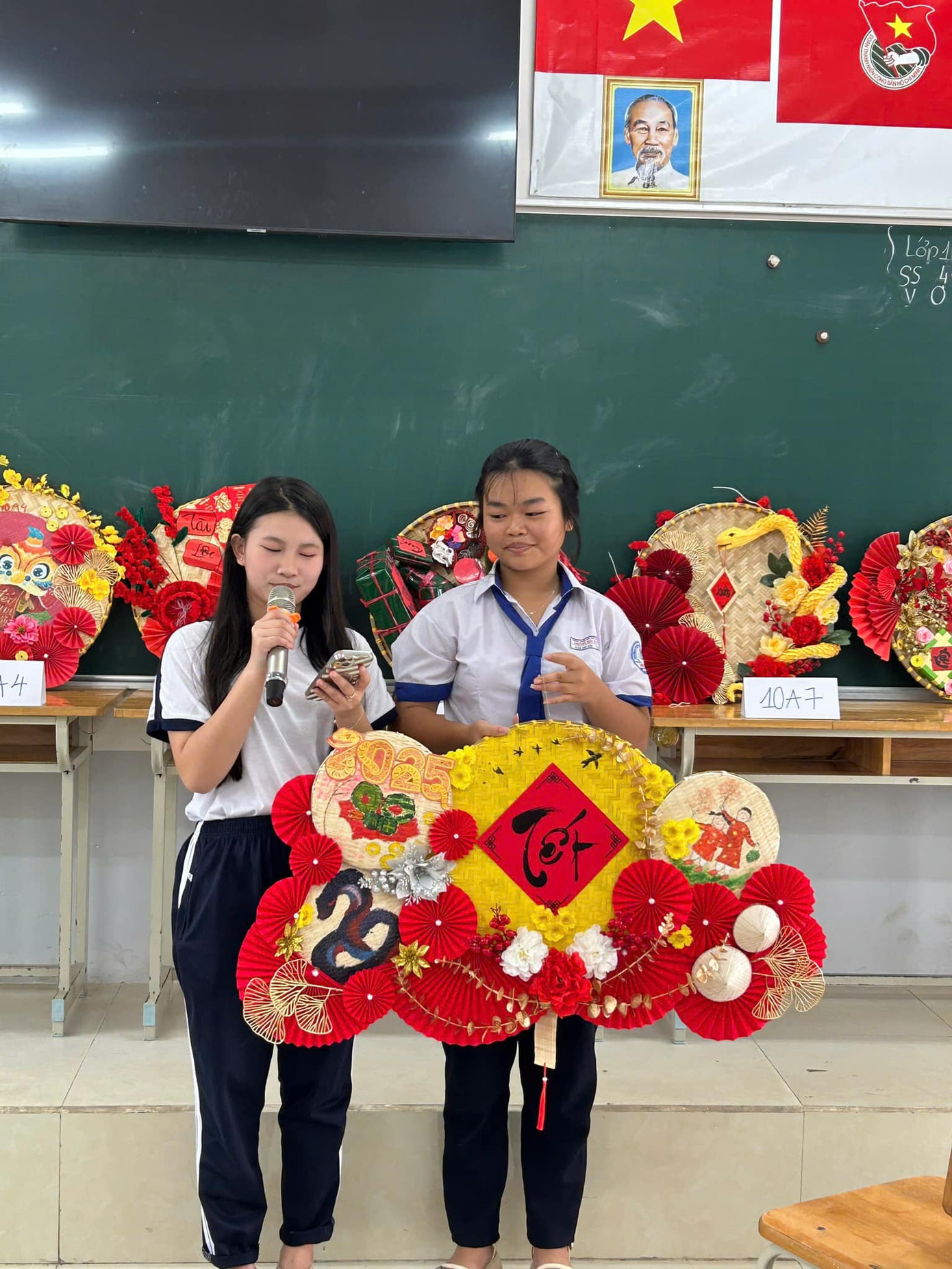 Các bạn học sinh giới thiệu về sản phẩm. Ảnh: Tuổi trẻ Trường THPT Định Quán Các bạn học sinh giới thiệu về sản phẩm. Ảnh: Tuổi trẻ Trường THPT Định Quán