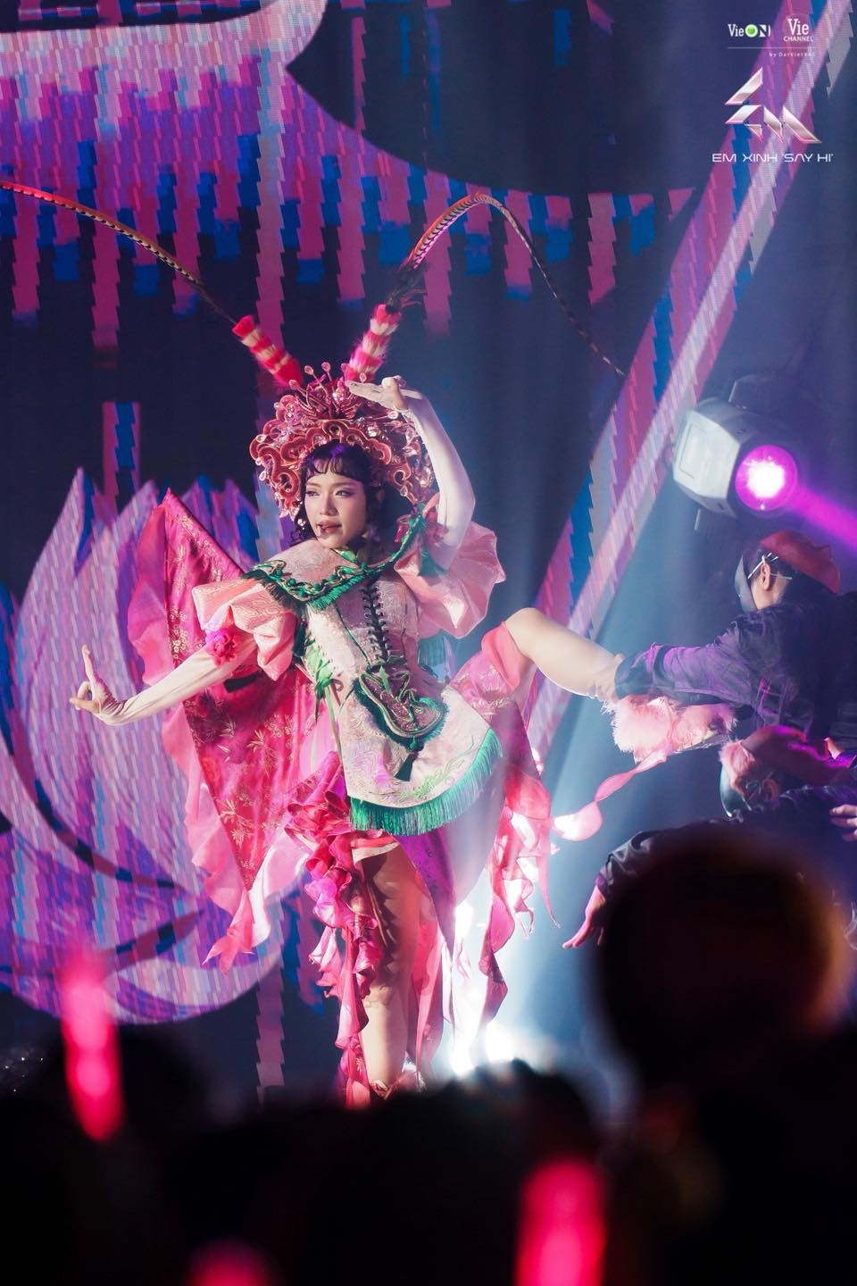 Chi Xê sau đó còn "flex" thêm bản thân chỉ mất hơn hai tiếng để viết lời. Chi Xê sau đó còn "flex" thêm bản thân chỉ mất hơn hai tiếng để viết lời.