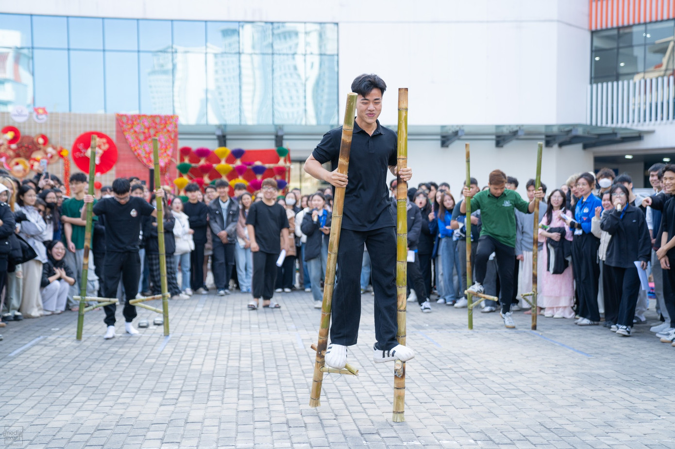 Sinh viên trải nghiệm các trò chơi truyền thống. Ảnh: Phenikaa Group Sinh viên trải nghiệm các trò chơi truyền thống. Ảnh: Phenikaa Group