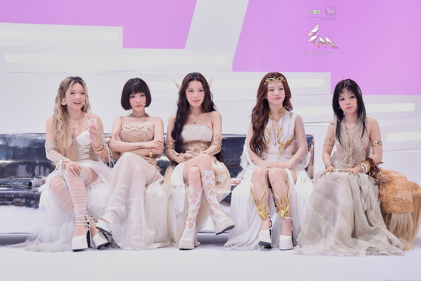 Đây cũng như lời ngầm phủ định những thái độ không tốt của cô dành cho chị em.