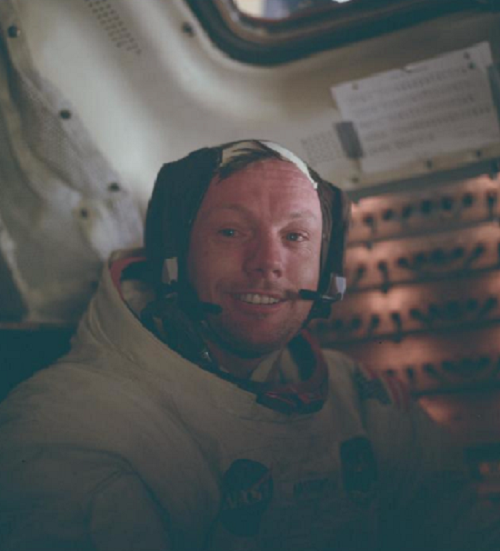 Lộ ảnh phi hành gia cạo râu, đánh răng trong vũ trụ ảnh 10