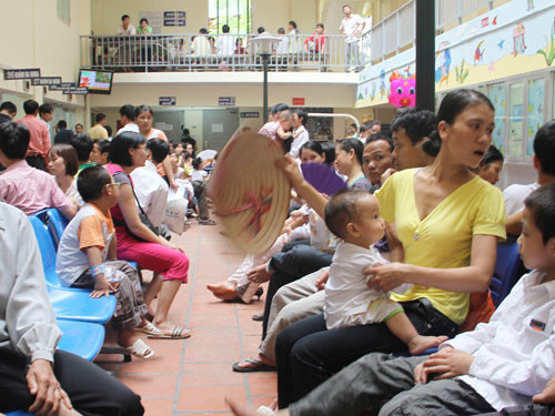 Rất đông bệnh nhi đến chờ khám tại Bệnh viện Nhi Trung ương những ngày qua. Ảnh: Ngọc Dung