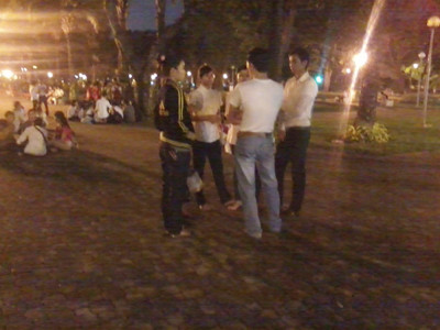 Những đôi trai gái tại chợ tình tạo thành từng nhóm tâm sự. Ảnh: Gia Huy