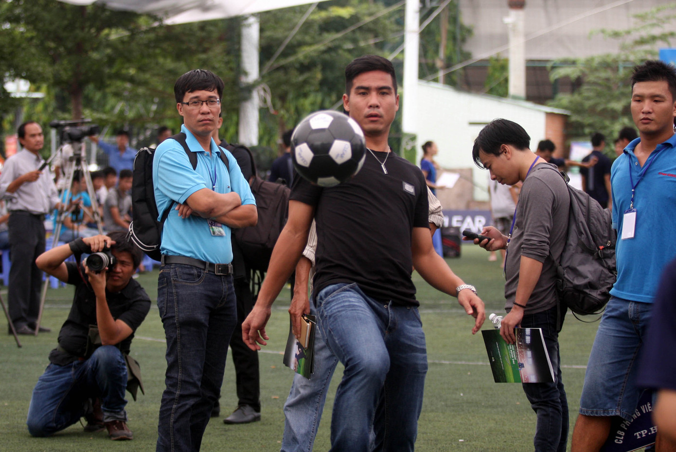 Tiền đạo Việt Thắng tâng bóng