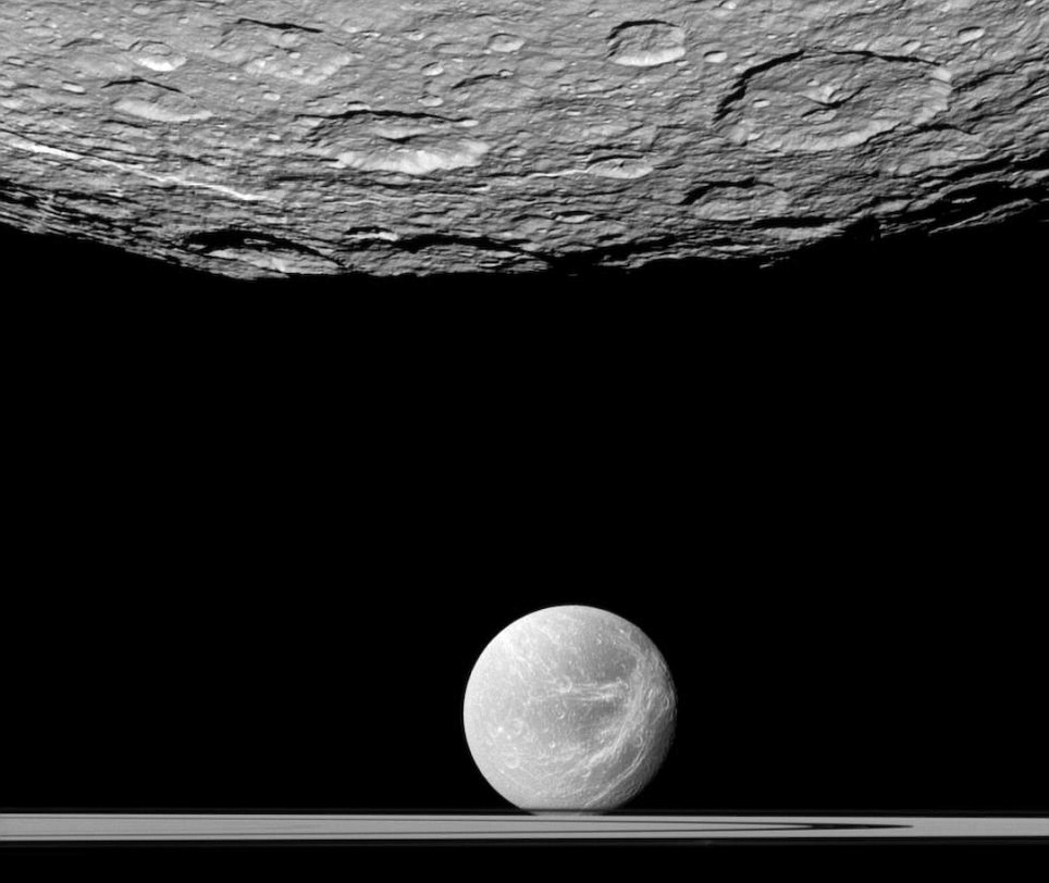 Hình ảnh sao Thổ ở dưới một hành tinh khác có bề mặt khác có bề mặt ghồ ghề