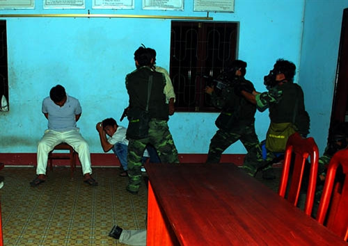 Tiến vào giải thoát con tin. Tiến vào giải thoát con tin