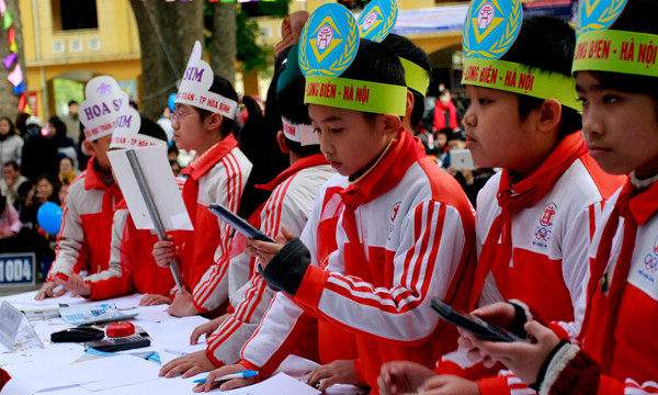 Cuộc thi dành cho học sinh các cấp. Thành viên của các đội tập trung tìm đáp án