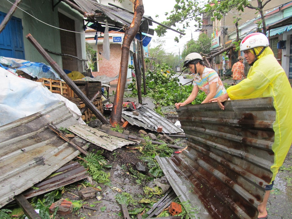 Dọn dẹp đống hoang tàn