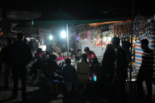 Trong khi một số du khách lại tranh thủ ăn sáng