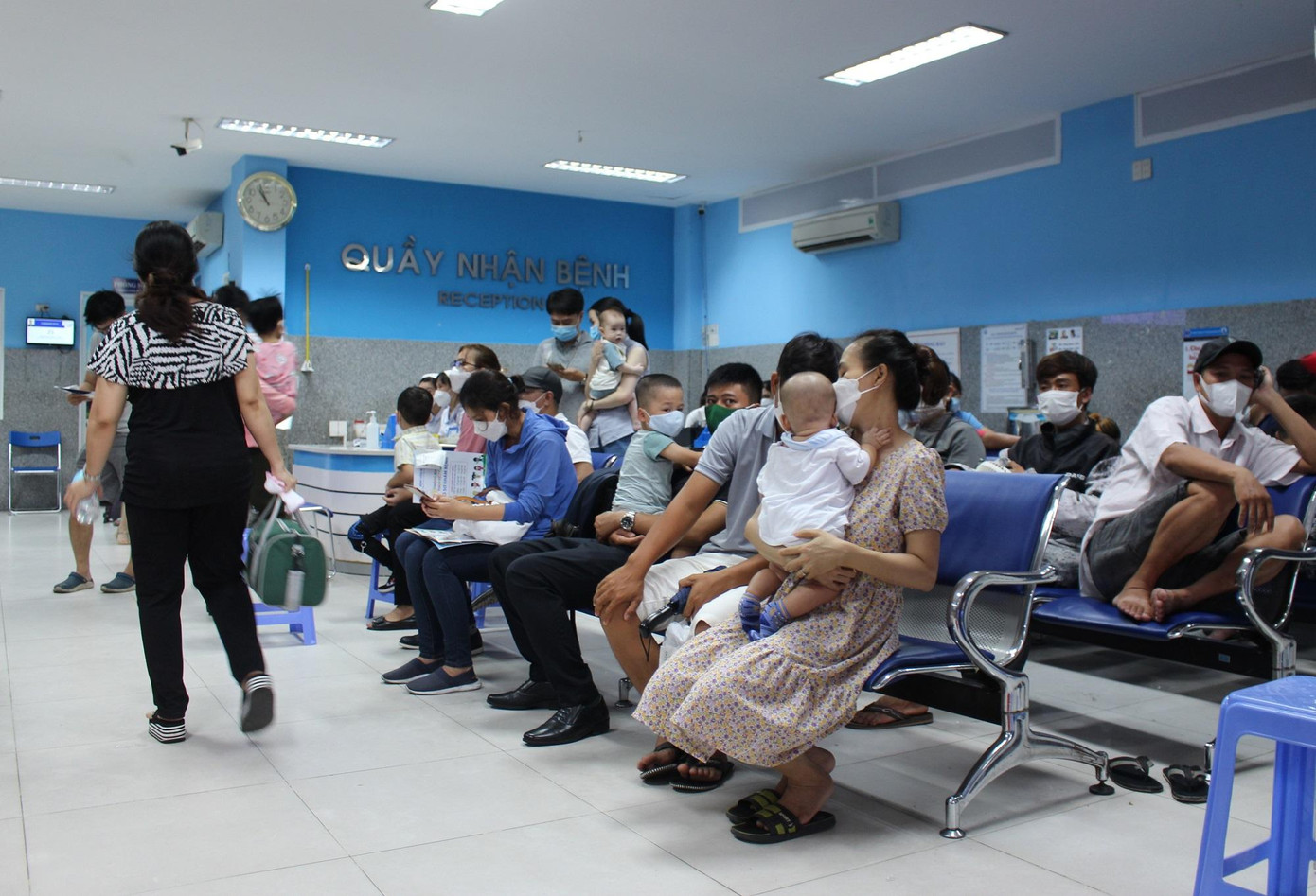 Trẻ được phụ huynh đưa đến khám tại Bệnh viện Nhi Đồng 1 sáng 27/6