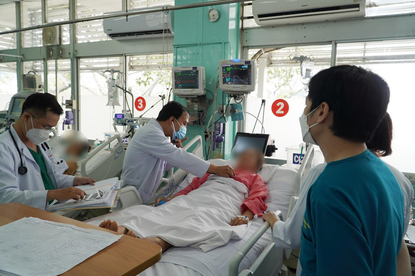 Các bác sĩ đã nỗ lực cứu chữa giúp bệnh nhân qua cơn nguy kịch