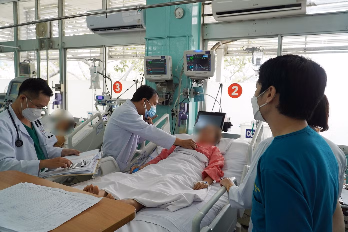 Các bác sĩ đã nỗ lực cứu chữa giúp bệnh nhân qua cơn nguy kịch Các bác sĩ đã nỗ lực cứu chữa giúp bệnh nhân qua cơn nguy kịch