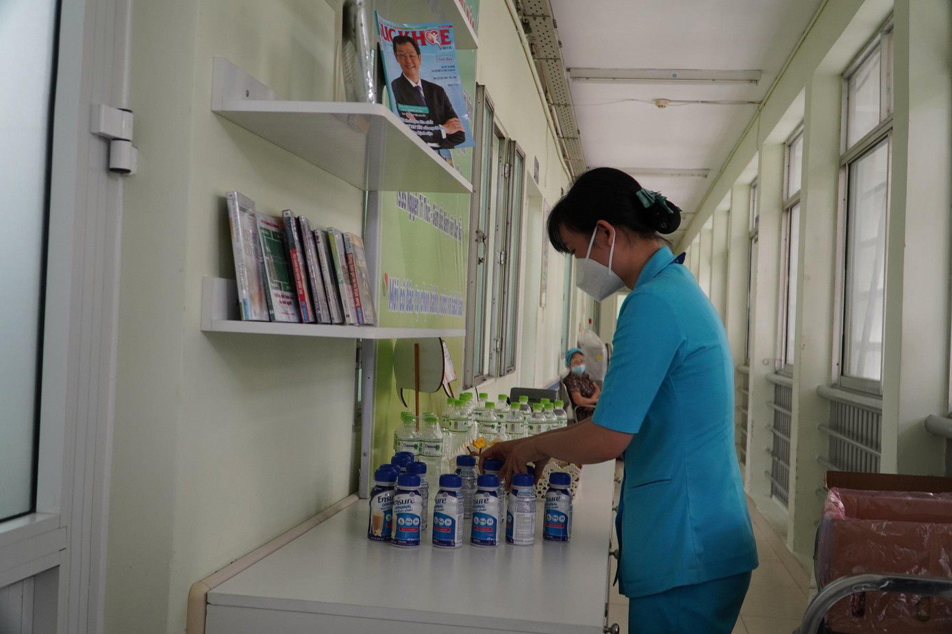 Kệ sách báo và thức ăn, nước uống hoàn toàn miễn phí phục vụ cho người bệnh chạy thận nhân tạo tại Chợ Rẫy Kệ sách báo và thức ăn, nước uống hoàn toàn miễn phí phục vụ cho người bệnh chạy thận nhân tạo tại Chợ Rẫy