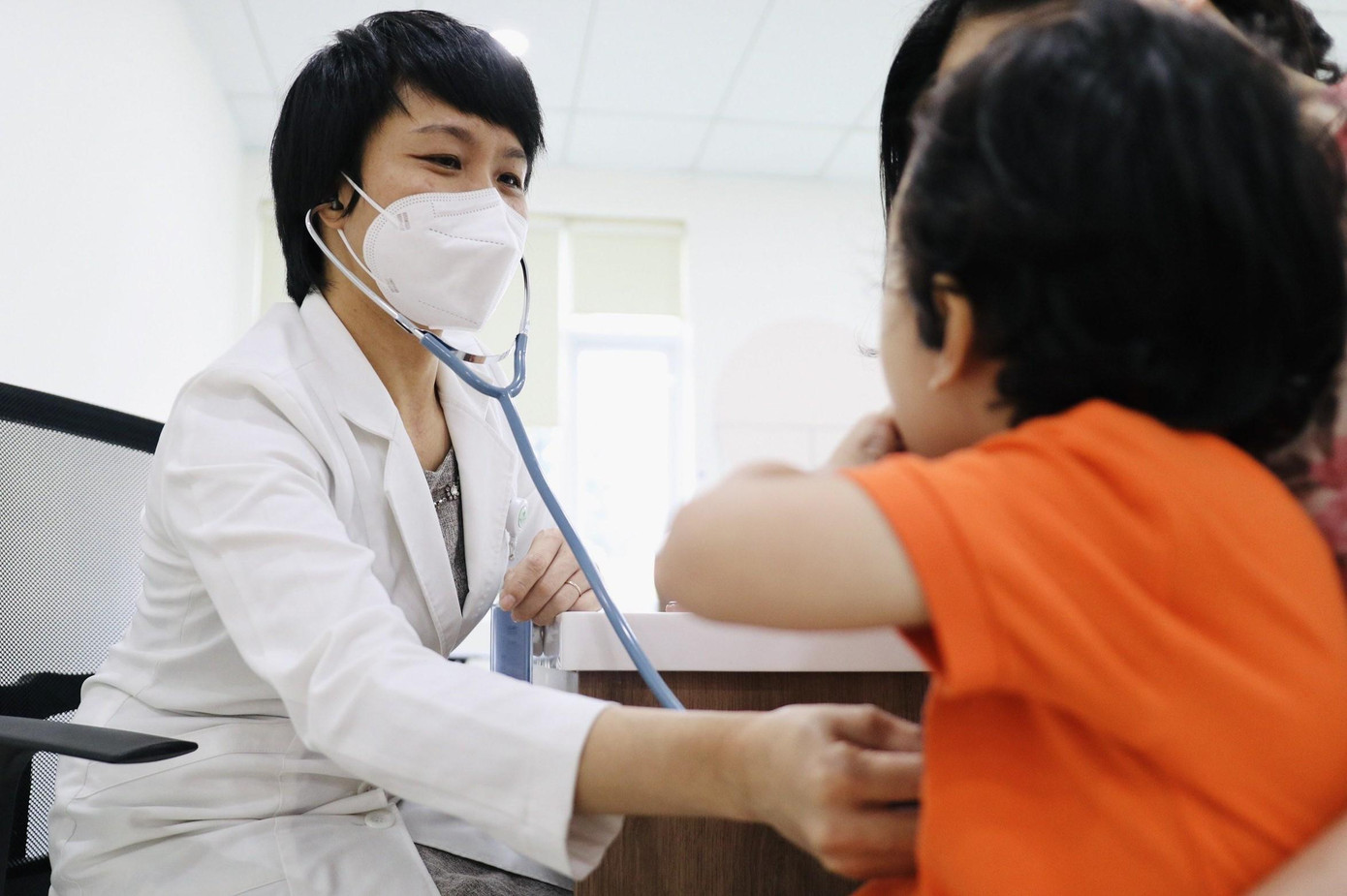 BS Nguyễn Thị Thanh Hải thăm khám cho bệnh nhi (ảnh: BVCC) BS Nguyễn Thị Thanh Hải thăm khám cho bệnh nhi (ảnh: BVCC)