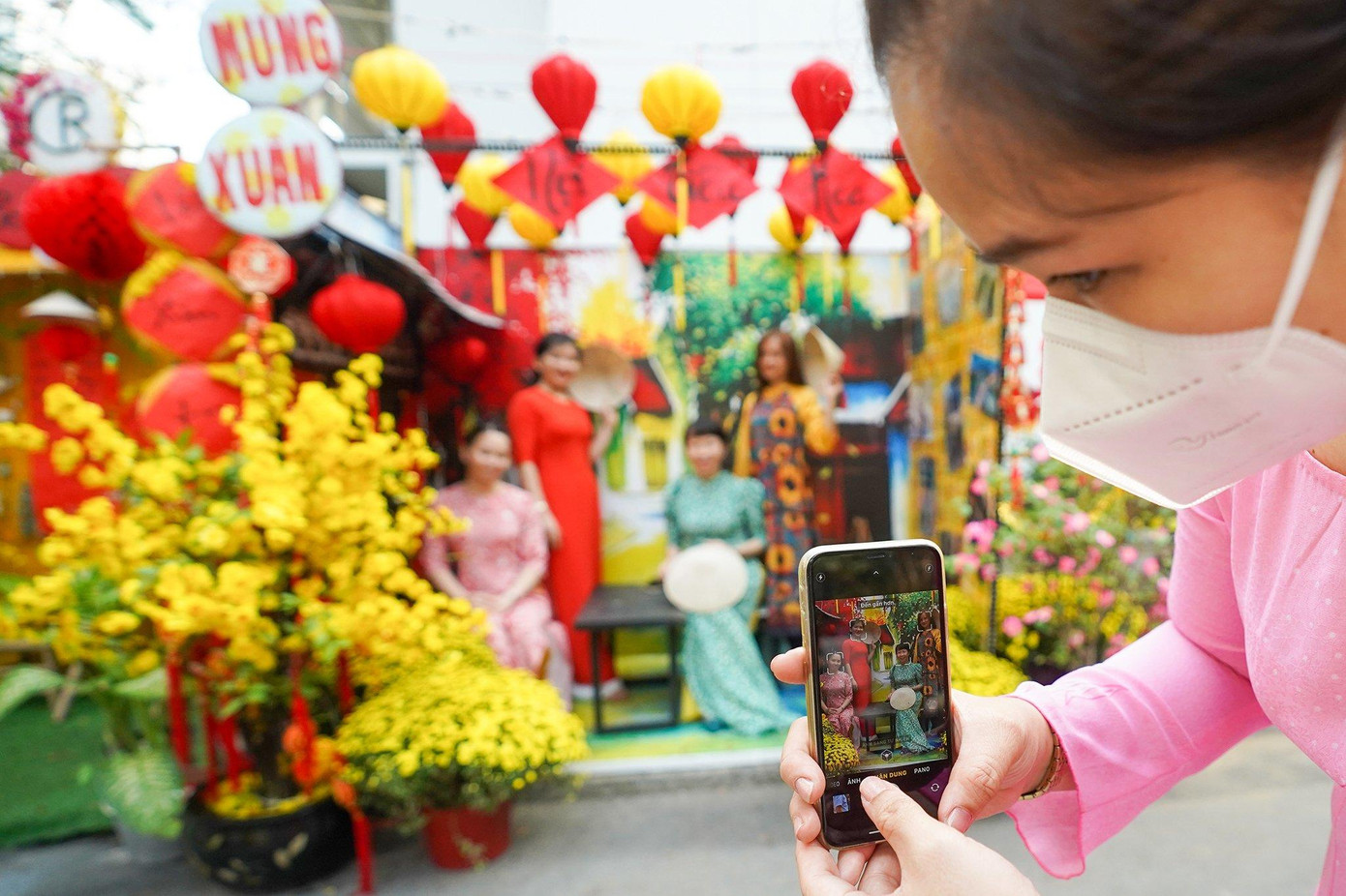 Cần mang khẩu trang thường xuyên và giữ khoảng cách nếu tham gia các sự kiện tập trung đông người ngày Tết (ảnh: Phạm Nguyễn)