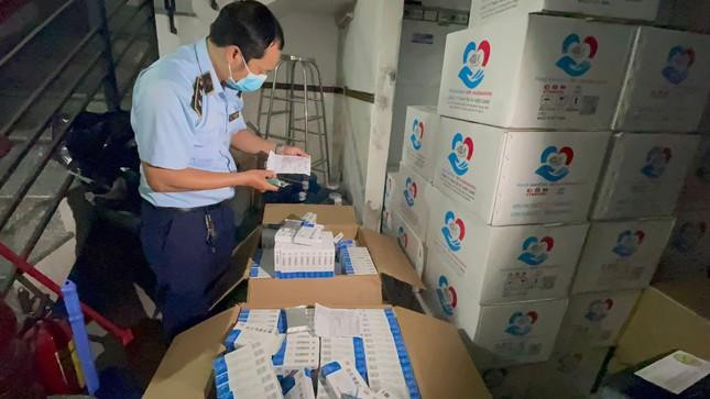 Cơ quan chức năng phát hiện một cơ sở tàng trữ khối lượng lớn kít test xét nghiệm và thuốc điều trị COVID-19 giả Cơ quan chức năng phát hiện một cơ sở tàng trữ khối lượng lớn kít test xét nghiệm và thuốc điều trị COVID-19 giả