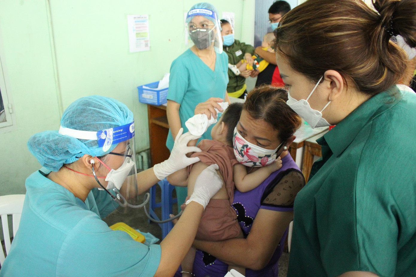 Nhiều phụ huynh lo lắng cho tình trạng nhiễm SARS-CoV-2 ở trẻ nên quyết định đưa con đến bệnh viện chuyên khoa sâu thăm khám Nhiều phụ huynh lo lắng cho tình trạng nhiễm SARS-CoV-2 ở trẻ nên quyết định đưa con đến bệnh viện chuyên khoa sâu thăm khám