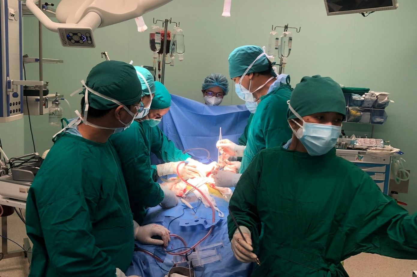 Các bác sĩ thực hiện cuộc phẫu thuật cấp cứu cho bệnh nhi sau tai nạn nguy kịch tính mạng Các bác sĩ thực hiện cuộc phẫu thuật cấp cứu cho bệnh nhi sau tai nạn nguy kịch tính mạng