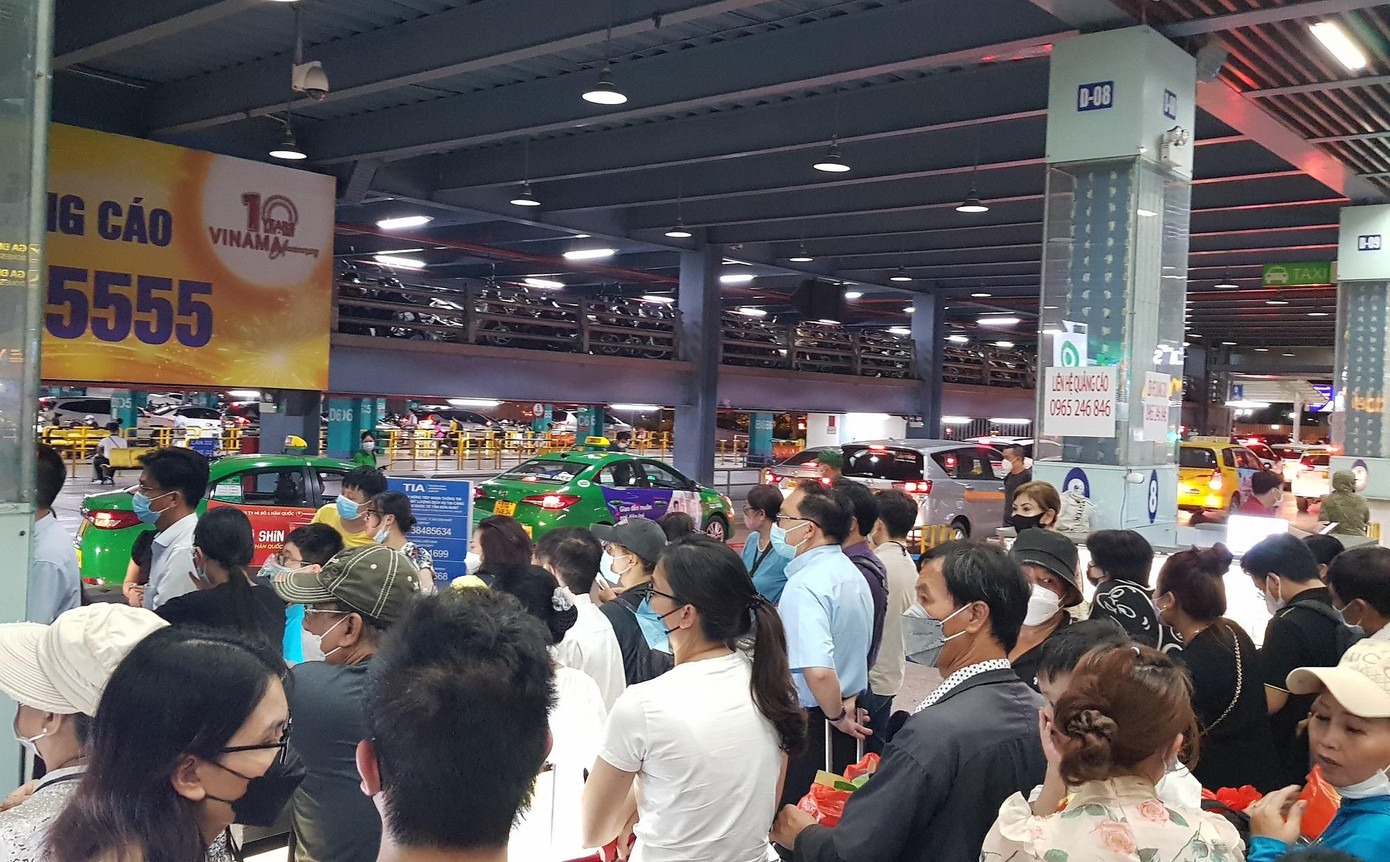 Tình trạng ùn tắc trong sân bay đang gây tâm lý bức xúc đối với hành khách (ảnh: Vân Sơn)