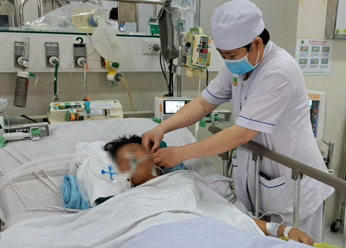 Các bác sĩ đã hỗ trợ thở máy, điều trị tích cực giúp bệnh nhân vượt qua nguy kịch