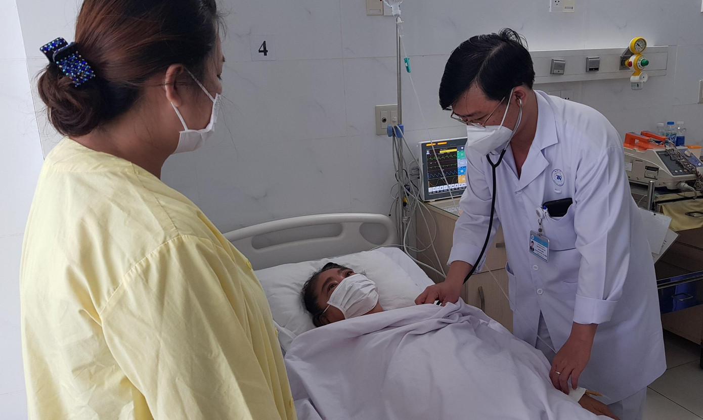 Sau 24 giờ được can thiệp, bệnh nhân đã tỉnh táo, tiếp xúc tốt, có thể tự ăn uống