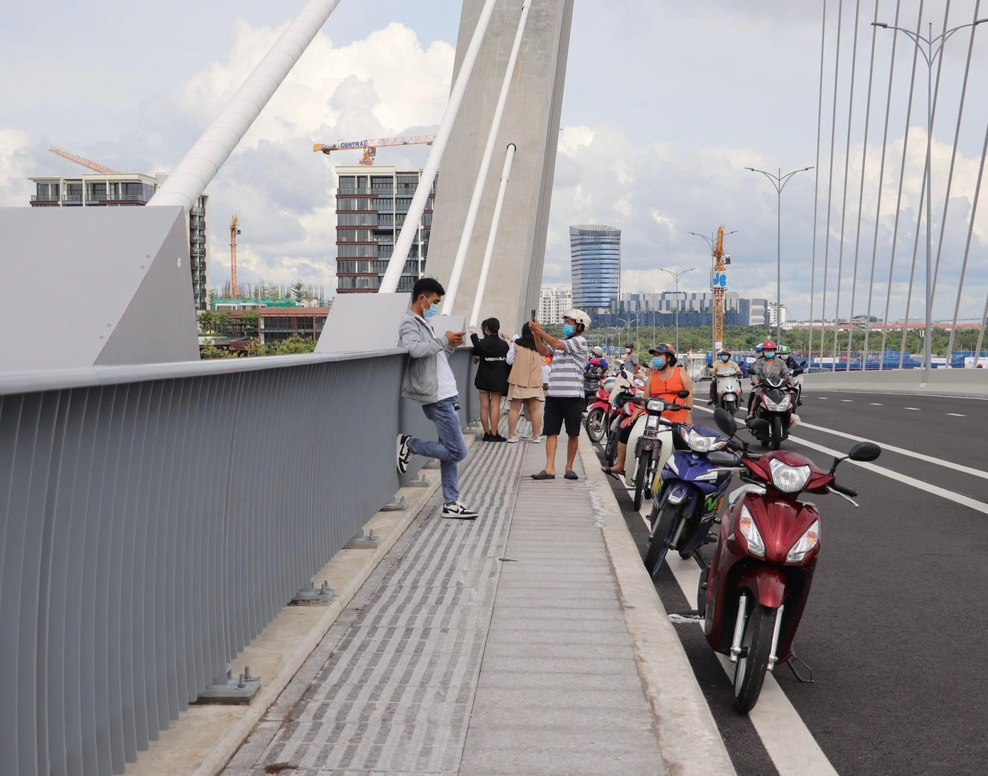 Những ngày qua, rất đông người dừng xe, tụ tập trên cầu Thủ Thiêm 2 để chụp hình Những ngày qua, rất đông người dừng xe, tụ tập trên cầu Thủ Thiêm 2 để chụp hình