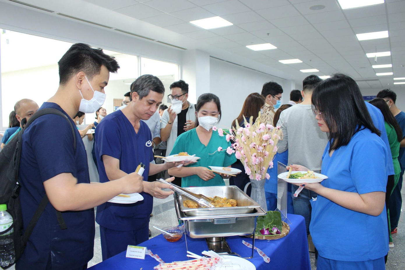 Các y bác sĩ đã cùng nhau dùng bữa cơm tất niên sau những chuỗi ngày cống hiến không ngừng nghỉ bảo vệ sức khỏe cộng đồng Các y bác sĩ đã cùng nhau dùng bữa cơm tất niên sau những chuỗi ngày cống hiến không ngừng nghỉ bảo vệ sức khỏe cộng đồng