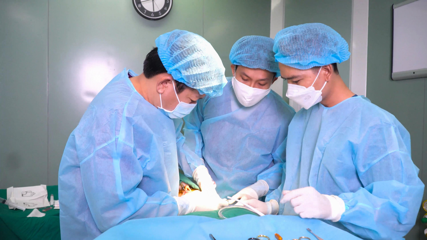 Các bác sĩ đã thực hiện cuộc phẫu thuật nạo toàn bộ khối áp xe trên cổ bệnh nhân Các bác sĩ đã thực hiện cuộc phẫu thuật nạo toàn bộ khối áp xe trên cổ bệnh nhân