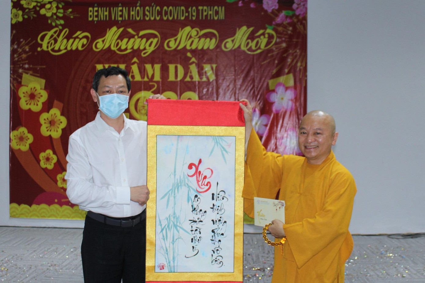 TS.BS Nguyễn Tri Thức tặng thư pháp cảm ơn Thượng tọa Thích Nhật Từ, Trụ trì chùa Giác Ngộ. Các Phật tử của chùa đã tham gia nhiệt tình vào công tác thiện nguyện, đồng hành cùng bệnh viện chăm sóc bệnh nhân COVID-19. TS.BS Nguyễn Tri Thức tặng thư pháp cảm ơn Thượng tọa Thích Nhật Từ, Trụ trì chùa Giác Ngộ. Các Phật tử của chùa đã tham gia nhiệt tình vào công tác thiện nguyện, đồng hành cùng bệnh viện chăm sóc bệnh nhân COVID-19.