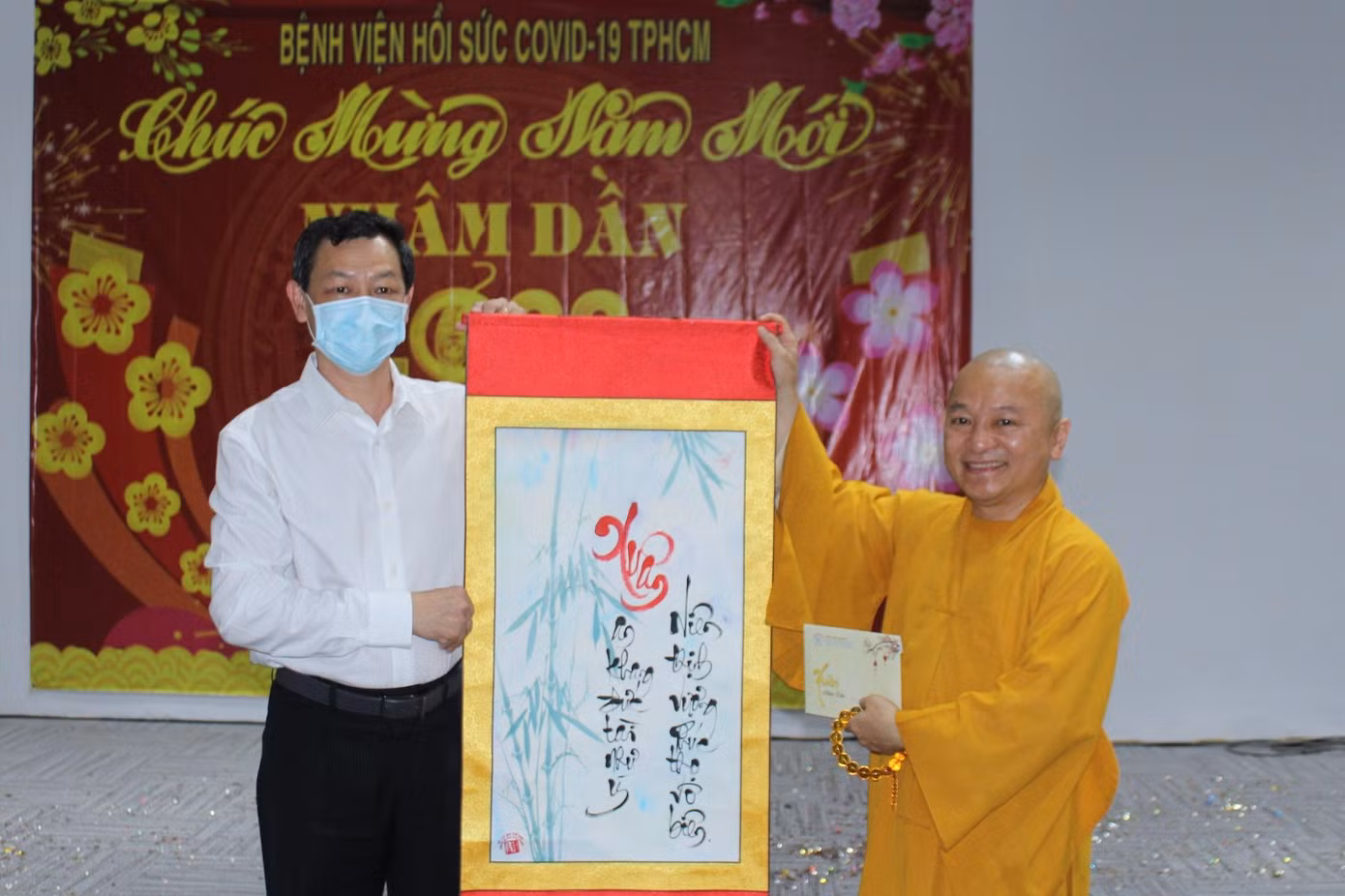 TS.BS Nguyễn Tri Thức tặng thư pháp cảm ơn Thượng tọa Thích Nhật Từ, Trụ trì chùa Giác Ngộ. Các Phật tử của chùa đã tham gia nhiệt tình vào công tác thiện nguyện, đồng hành cùng bệnh viện chăm sóc bệnh nhân COVID-19. TS.BS Nguyễn Tri Thức tặng thư pháp cảm ơn Thượng tọa Thích Nhật Từ, Trụ trì chùa Giác Ngộ. Các Phật tử của chùa đã tham gia nhiệt tình vào công tác thiện nguyện, đồng hành cùng bệnh viện chăm sóc bệnh nhân COVID-19.