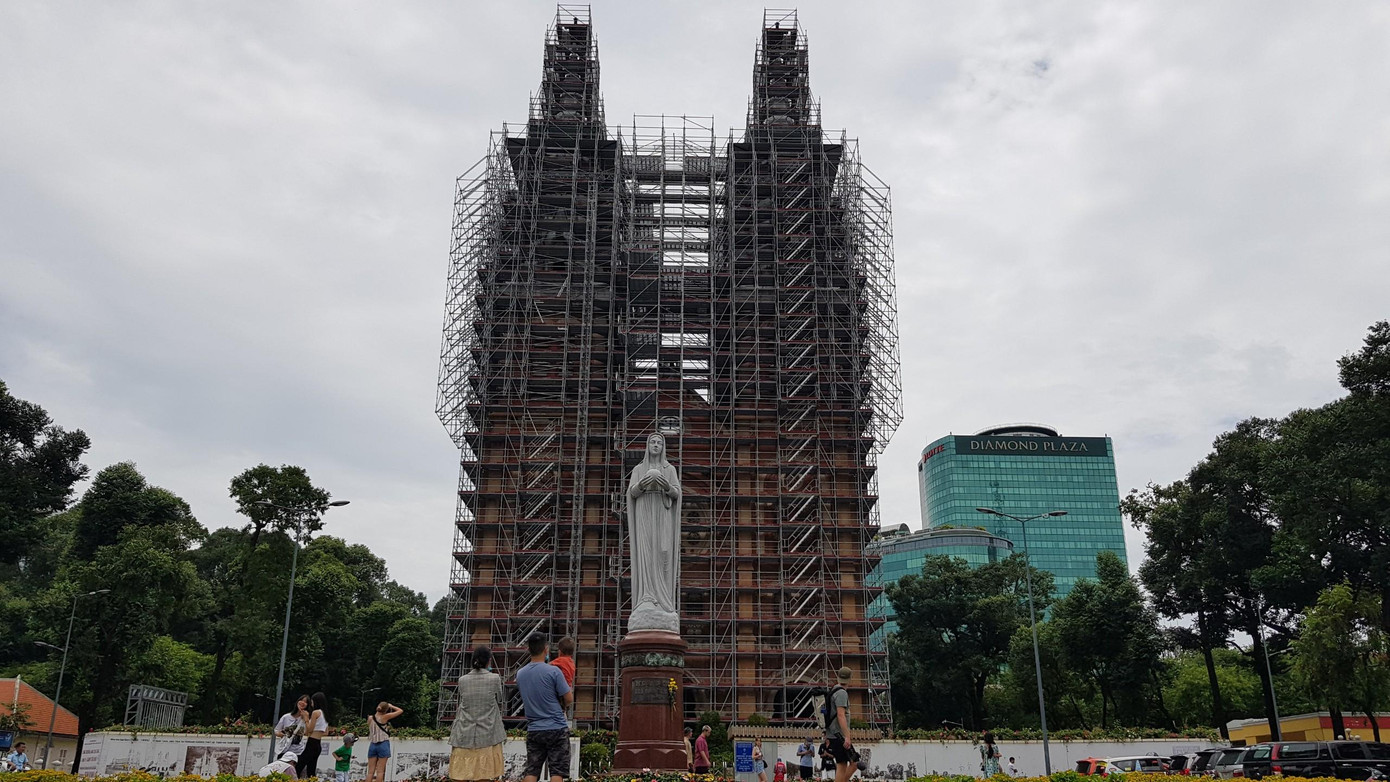 Rất đông người dân và du khách mỗi ngày vẫn đến chiêm ngưỡng nhà thờ dù đang trong thời gian tôn tạo Rất đông người dân và du khách mỗi ngày vẫn đến chiêm ngưỡng nhà thờ dù đang trong thời gian tôn tạo