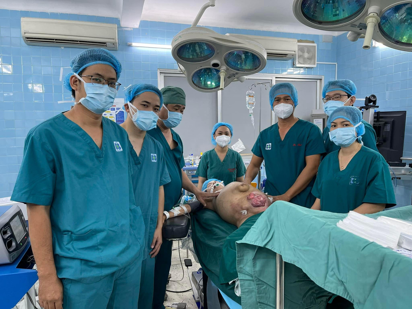 Các bác sĩ đã thực hiện phương án phẫu thuật để giữ lại sự sống cho người bệnh Các bác sĩ đã thực hiện phương án phẫu thuật để giữ lại sự sống cho người bệnh