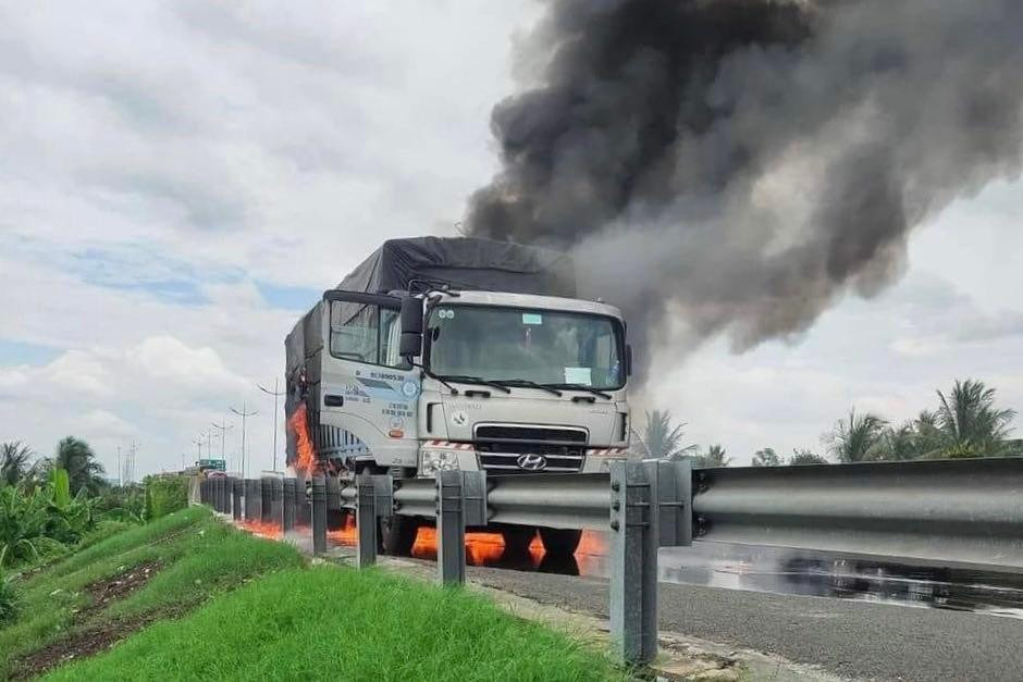 Khi đi đến đoạn thuộc xã Lợi Bình Nhơn thành phố Tân An, tỉnh Long An thì tài xế phát hiện khói và lửa bốc cháy phía sau nên dừng lại làn đường khẩn cấp kiểm tra.