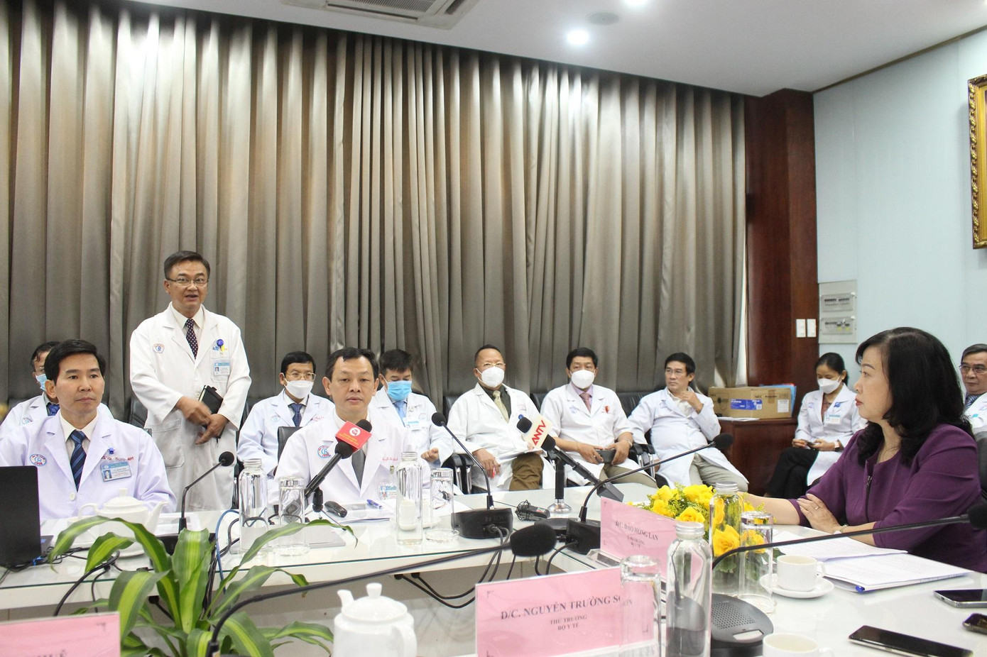 TS.BS Lê Quốc Hùng (người đứng) nói về vấn đề bệnh nhân dồn về Chợ Rẫy trong buổi làm việc với quyền Bộ trưởng Bộ Y tế