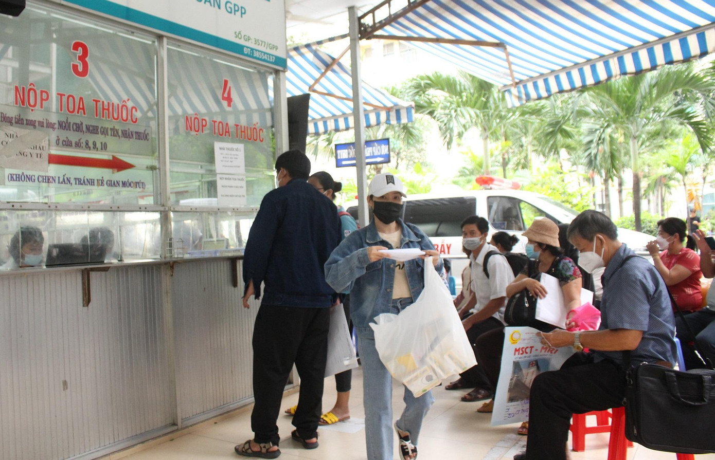 Bệnh nhân nhận thuốc tại Bệnh viện Chợ Rẫy chiều 25/8