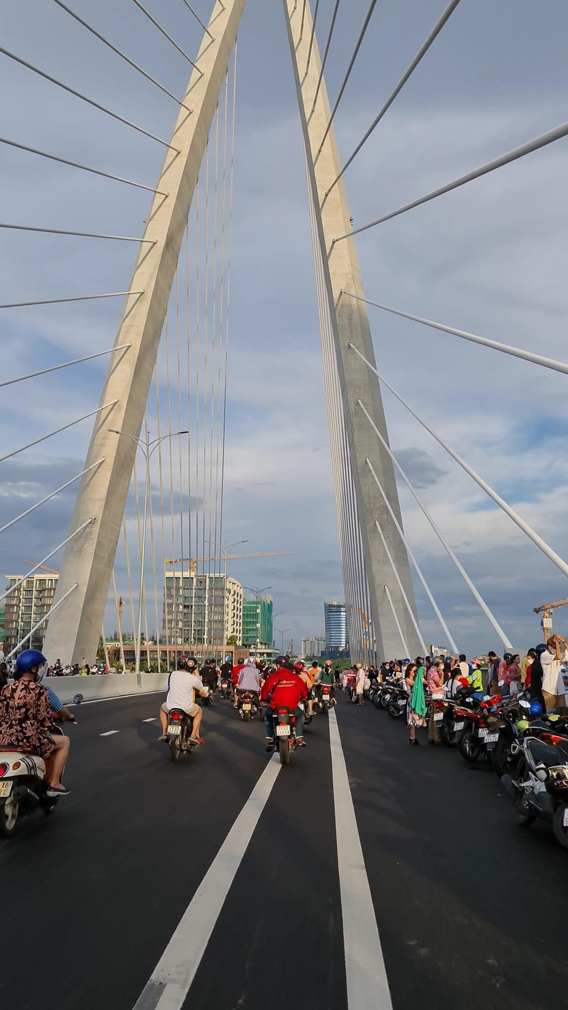 Lượng phương tiện đậu trên cầu quá đông đã gây cản trở giao thông Lượng phương tiện đậu trên cầu quá đông đã gây cản trở giao thông