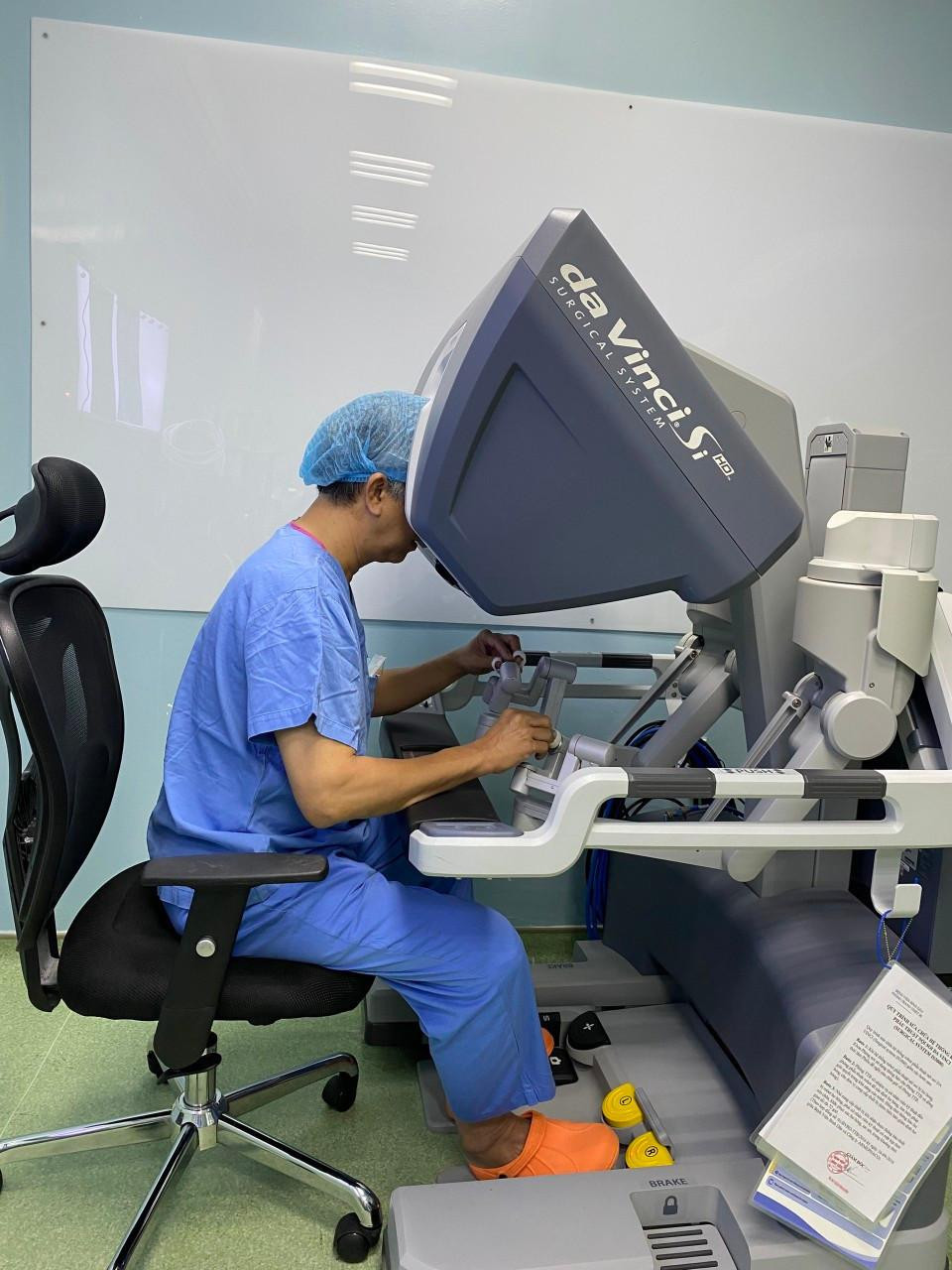 TS.BS Phạm Phú Phát, người trực tiếp thực hiện cuộc phẫu thuật cắt thận bằng robot cho người bệnh