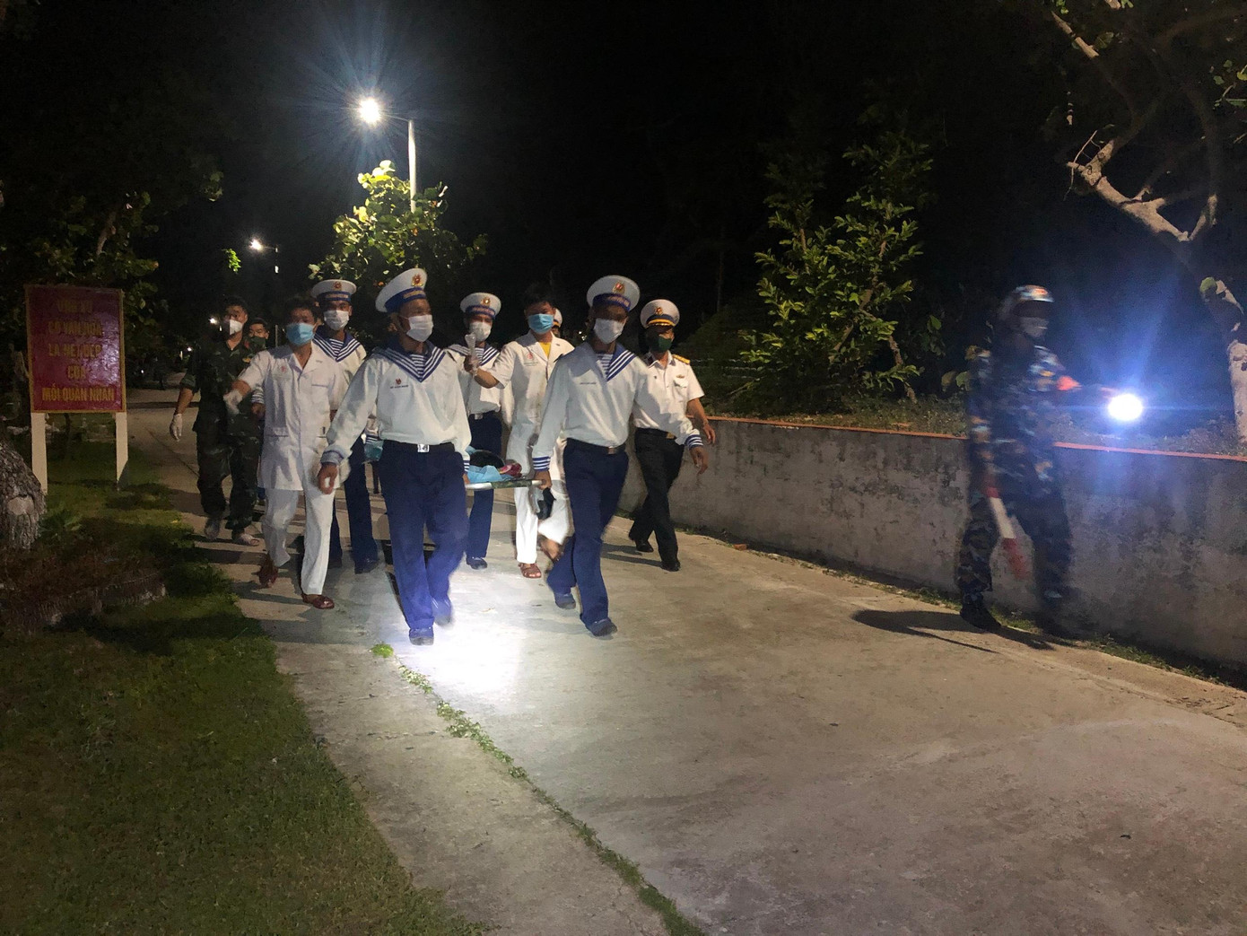 Ngư dân được chuyển lên trực thăng cấp cứu