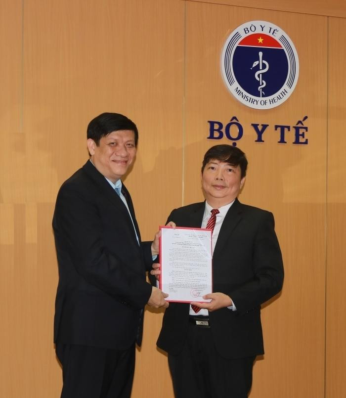 Bộ trưởng Nguyễn Thanh Long (đứng bên trái) trao quyết định bổ nhiệm Viện trưởng Viện Pasteur tới PGS Nguyễn Vũ Trung Bộ trưởng Nguyễn Thanh Long (đứng bên trái) trao quyết định bổ nhiệm Viện trưởng Viện Pasteur tới PGS Nguyễn Vũ Trung