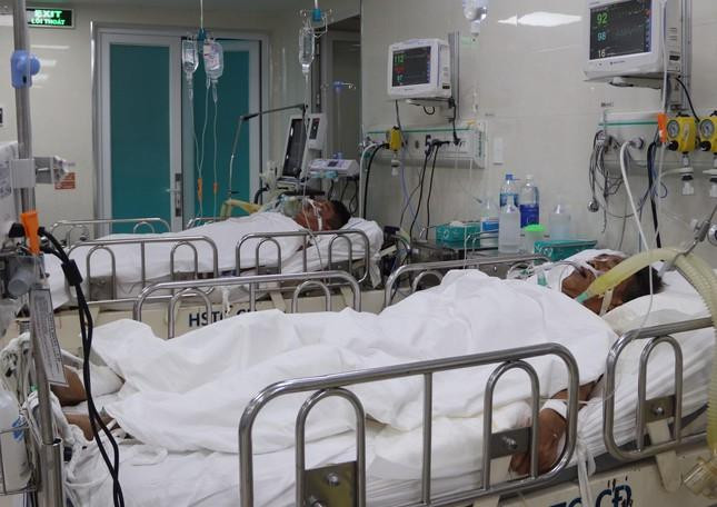 Nạn nhân ngộ độc rượu pha chế từ cồn công nghiệp điều trị tại Bệnh viện Nguyễn Tri Phương Nạn nhân ngộ độc rượu pha chế từ cồn công nghiệp điều trị tại Bệnh viện Nguyễn Tri Phương