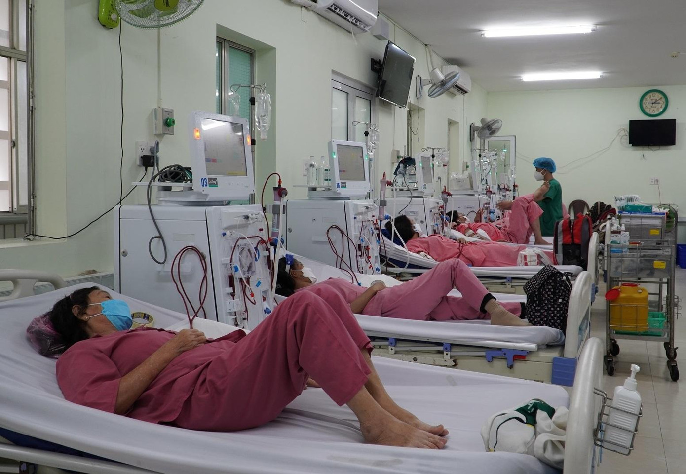 Những bệnh nhân bị suy thận mạn, sự sống phải lệ thuộc vào máy lọc thận nhân tạo Những bệnh nhân bị suy thận mạn, sự sống phải lệ thuộc vào máy lọc thận nhân tạo