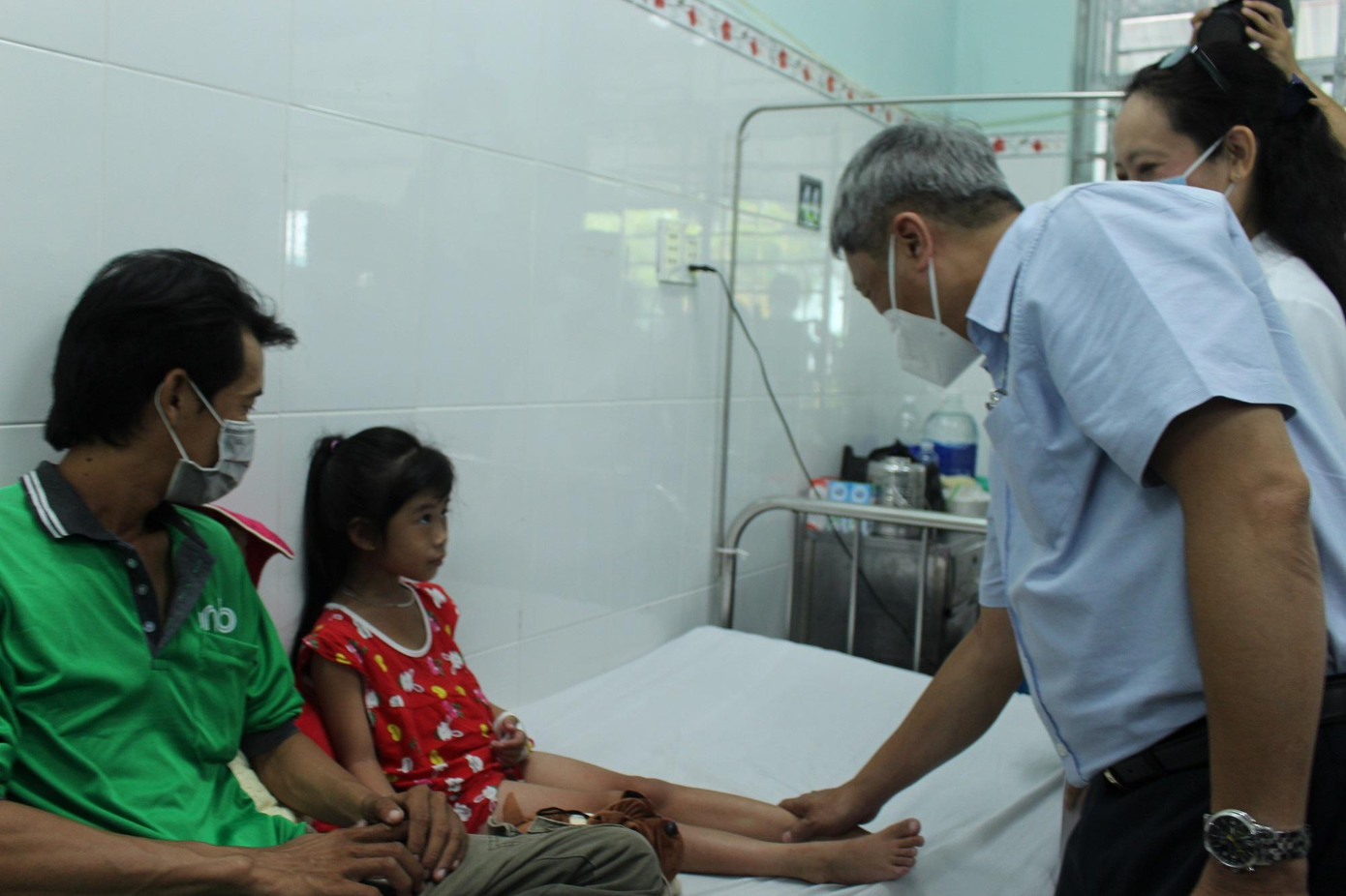 Thứ trưởng Nguyễn Trường Sơn thăm một bệnh nhi điều trị SXH tại Bệnh viện quận 8 TPHCM