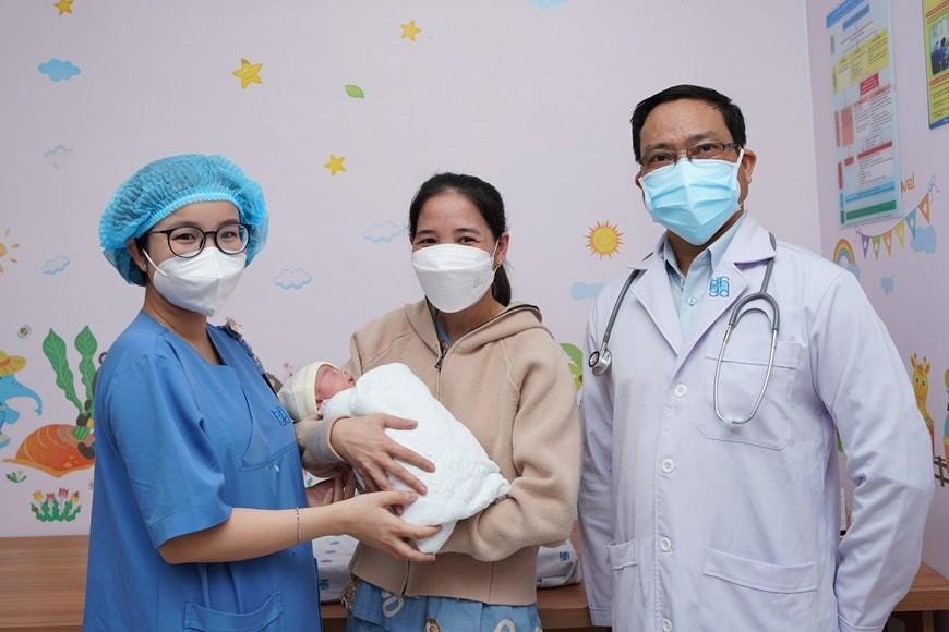 Mẹ con chị K. hạnh phúc bên các "quý nhân" đã giữ lại sinh mạng cho mình Mẹ con chị K. hạnh phúc bên các "quý nhân" đã giữ lại sinh mạng cho mình