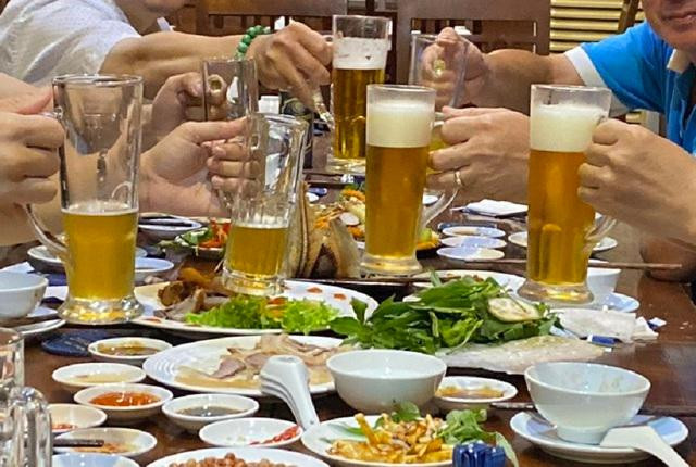 Ngày Tết nhu cầu sử dụng rượu bia tăng cao cũng kéo theo nguy cơ say xỉn, ngộ độc Ngày Tết nhu cầu sử dụng rượu bia tăng cao cũng kéo theo nguy cơ say xỉn, ngộ độc