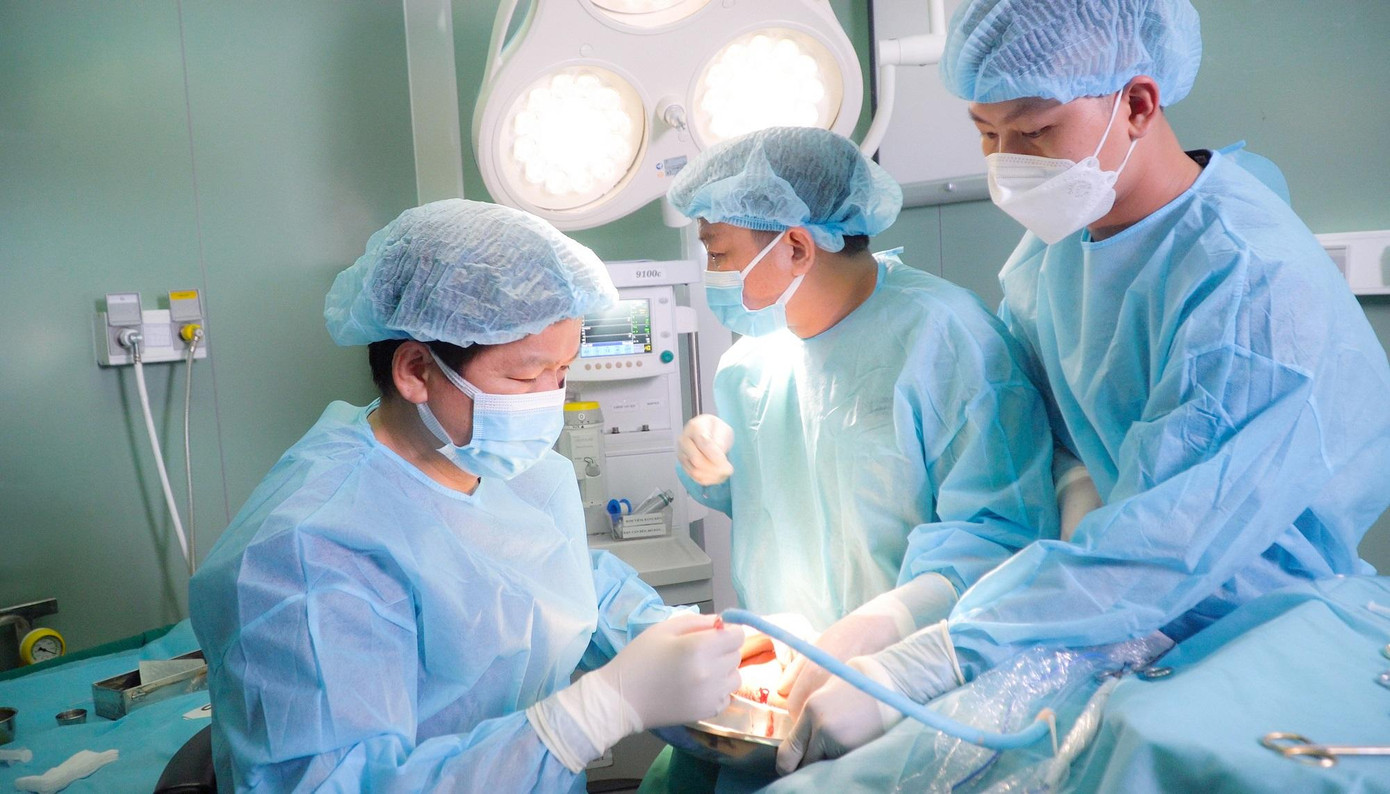 Các bác sĩ đã phải thực hiện cuộc phẫu thuật khẩn để ngăn chặn nhiễm trùng, hoại tử lan rộng Các bác sĩ đã phải thực hiện cuộc phẫu thuật khẩn để ngăn chặn nhiễm trùng, hoại tử lan rộng