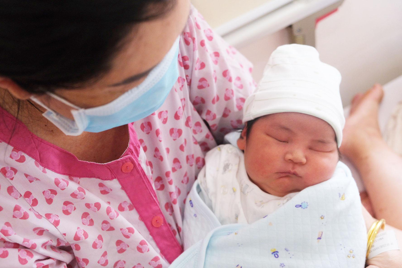 Hai mẹ con sản phụ đã vượt cạn thành công, người mẹ hạnh phúc ôm con thơ vào lòng