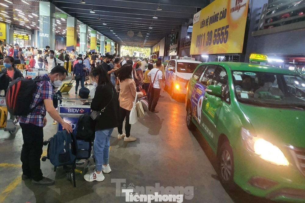 Tình trạng kẹt xe nghiêm trọng đã diễn ra tại sân bay Tân Sơn Nhất từ sau Tết Nguyên Đán (ảnh: Ngô Bình)