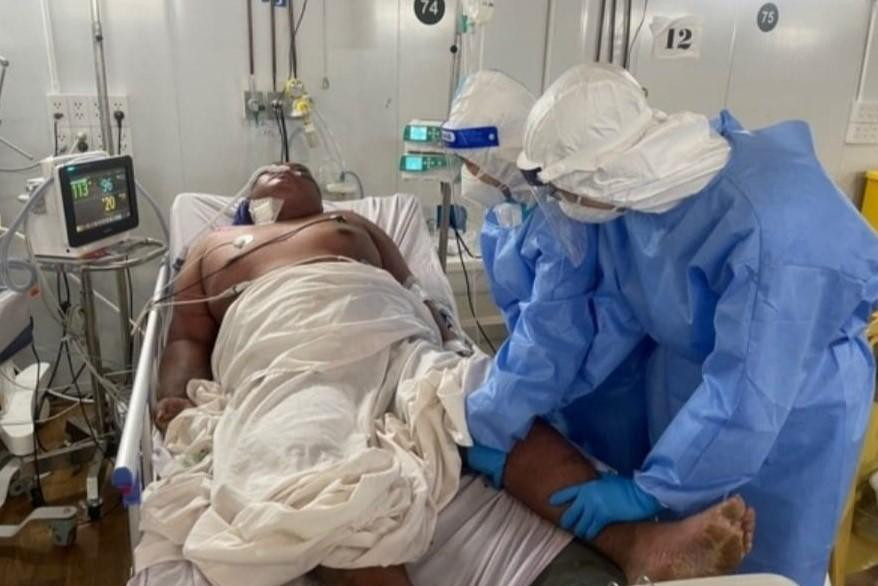 Các bác sĩ đã nỗ lực chăm sóc, điều trị liên tục giúp người bệnh từng bước qua nguy kịch Các bác sĩ đã nỗ lực chăm sóc, điều trị liên tục giúp người bệnh từng bước qua nguy kịch